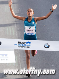 Tirfi Tsegaye als Siegerin des Berlin Marathons